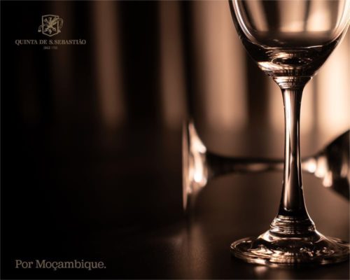 vino por copa, copas en la mesa